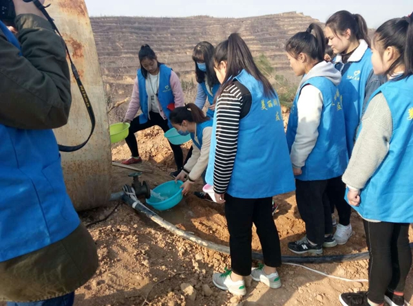 义务植树同参与   我为家乡添新绿——我校30余名志愿者参加植树活动