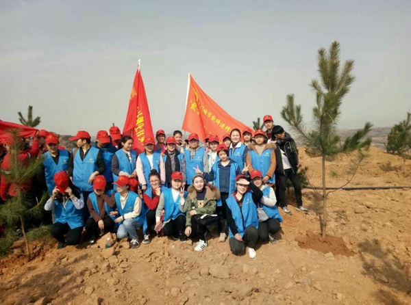 义务植树同参与   我为家乡添新绿——我校30余名志愿者参加植树活动