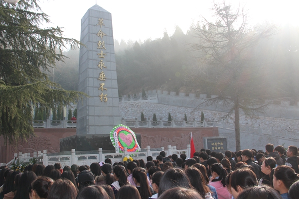 我校组织学生参加清明节祭奠先烈活动