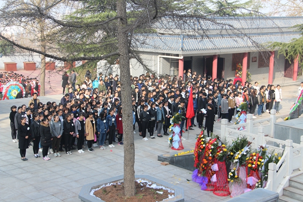 我校组织学生参加清明节祭奠先烈活动