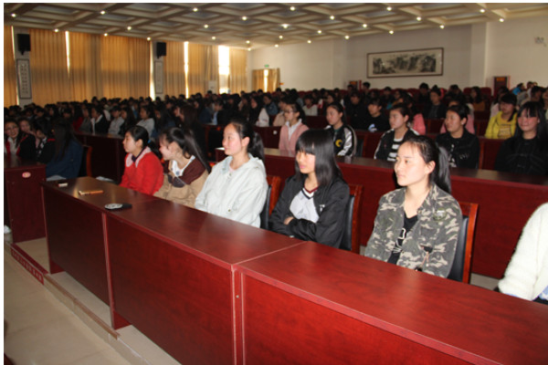 三门峡市教师进修学校举行法制报告会