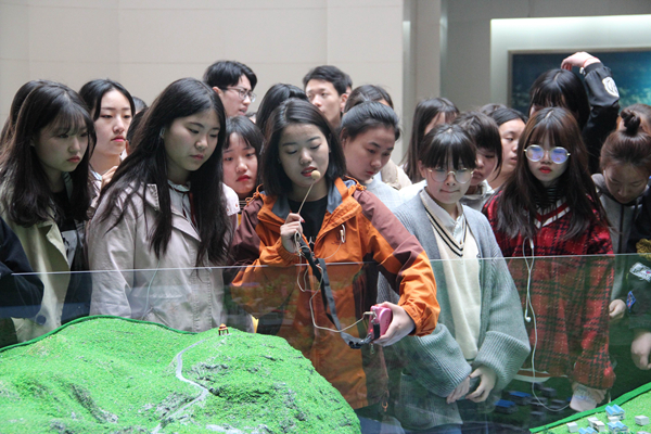 三门峡市教师进修学校师生重温黄河大坝精神